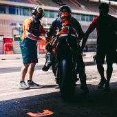 Feuchte und dann trockene Bedingungen prägten das 1. und 2. Freie Training auf dem Algarve International Circuit.